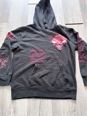 ULTRA GAME Chicago Bulls Tattooed Pullover Hoodie Sweatshirt all over print